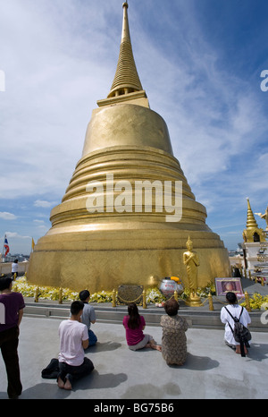 Buddhists devotees praying at Wat Saket stupa. Golden Mount. Bangkok. Thailand Stock Photo
