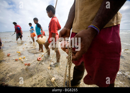 File:Children with Fishing Nets, Valvettithurai.jpg - Wikipedia