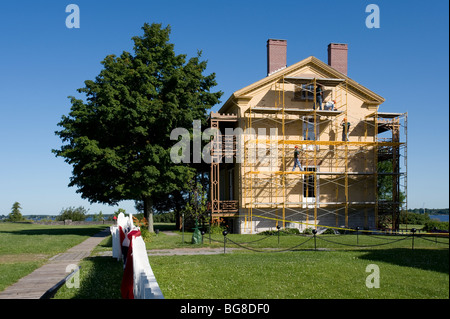 Men restoring the commandant's house at Sackets Harbor Battlefield State Historic Site. Stock Photo