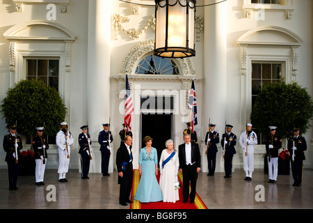 President and First Lady Bush pose with England's Queen Elizabeth II and her husband Prince Phillip before an official State Din Stock Photo