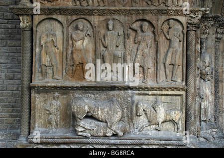 Monastery of Santa Maria de Ripoll. Sculptural portic. King David and four musicians. Catalonia. Spain. Stock Photo
