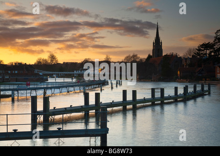 Sunset from Marlow lock on the River Thames looking towards the road bridge and the spire of All Saints Church, Buckinghamshire, Stock Photo