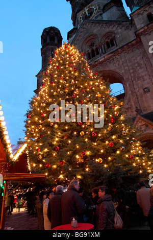 Capital Berlin. City Christmas Market at the Breitscheidplatz. Christmas Tree and the Kaiser - Wilhelm - Gedaechtniskirche Stock Photo