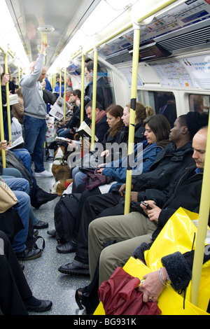 London Underground 1995 stock Northern line train at Elephant and ...
