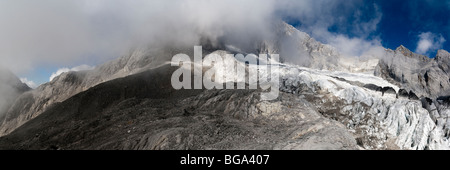 Panoramic view of Jade Dragon Snow Mountain (Yulong Xueshan Mountain or Mt Satseto) from Dry Sea Meadow (Ganhaizi) Stock Photo