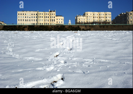 Heavy snow fall on brighton beach Stock Photo