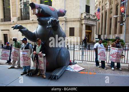 Blowup Union Rat picketing against unfair labor practices in front of the New York Stock Exchange, New York City Stock Photo