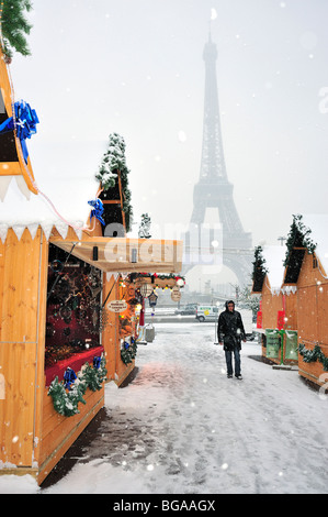 Paris, France, Winter Scene, People Walking in Snow Storm, Street Scene, Christmas Market, Marché de Noel, 'Jardins du Trocadero', CHRISTMAS IN PARIS Stock Photo