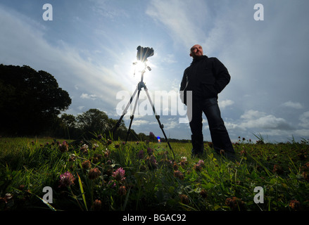 Landscape photographer Tony Wainwright with a 6x17 panoramic camera on tripod working in East Sussex fields. Stock Photo