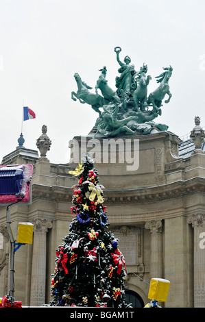 Paris, France, 'Christmas Tree', Grand Palais Building, Detail , Statue on Top, 'Quadriga Chariot and FOur Horses' grand palace paris Stock Photo