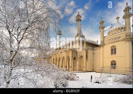 The gardens of Brighton Pavilion covered in snow Stock Photo