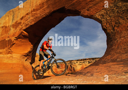 Mountain biker, Wilson Arch, Moab, Utah, USA Stock Photo