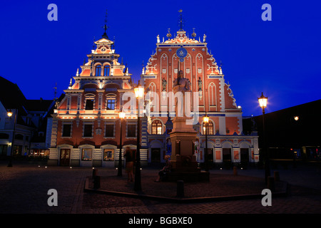 Statue of Saint Roland and the medieval House of the Blackheads at twilight in Riga, Latvia Stock Photo