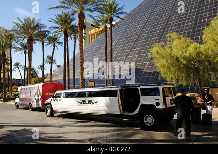 Stretch limousine, Hummer, Luxor hotel, Las Vegas, Nevada, USA Stock Photo