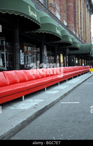 HARRODS PRESENTS THE WORLD’S LONGEST SOFA AS PART OF THE DESIGN ICONS SEASON SUNDAY 4 MAY 2008 THE SOFA Stock Photo