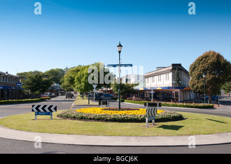 Street scene and roundabout, Cambridge, New Zealand Stock Photo