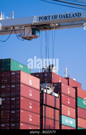 Crane lifting containers to and from cargo ship Stock Photo - Alamy