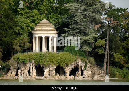Classical-Style Temple of Love Folly, Grotto, Island & Daumesnil Lake, Vincennes Park or Wood (Bois de Vincennes), Paris, France Stock Photo