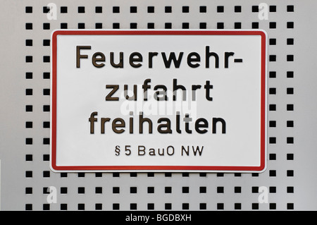 Sign, Feuerwehrzufahrt freihalten, ss 5 BauO NW, German for Keep fire service access clear, according to paragraph 5 of the Con Stock Photo