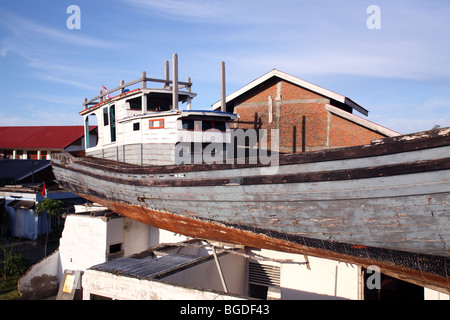 Boat left on the roof of house after boxing day 2004 earthquake and tsunami. Banda Aceh, Sumatra, Indonesia, Southeast Asia Stock Photo