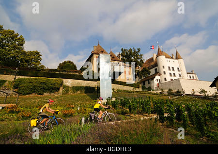 Cyclists in front of the Chateau de Nyon palace, Lake Geneva, Canton Vaud, Switzerland, Europe Stock Photo