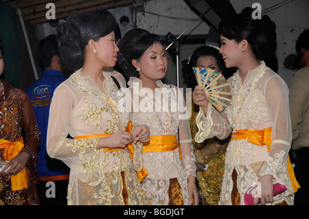 Wedding in Central Java, bridesmaids wearing traditional batik dresses, Yogyakarta, Central Java, Indonesia, Southeast Asia Stock Photo