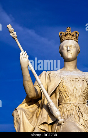 Statue of Queen Victoria in front of Kensington Palace, London Stock Photo