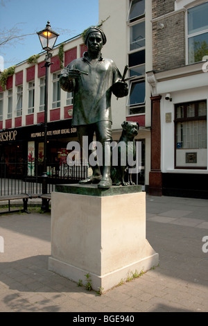 Sculpted by Jim Mathieson this fine sculpture of William Hogarth (1697-1764) and his dog Trump. Stock Photo