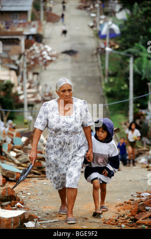The 1999 earthquake in Colombia was the strongest to strike Colombia for 16 years. Grandmother and child survivors searching Stock Photo
