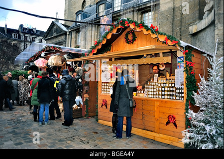 Paris, France, Small Crowd People christmas food shopping at Traditional Christmas Markets, Honey Shop, 'Saint Germain des Prés' Street Vendor Stock Photo