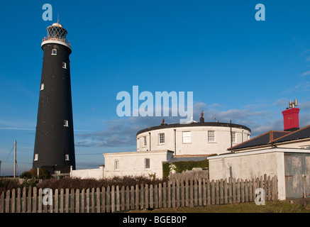 Old lighthouse and coastguard cottages, Dungeness, Kent, England, opened in 1904 by the Prince of Wales, decommissioned in 1960 Stock Photo