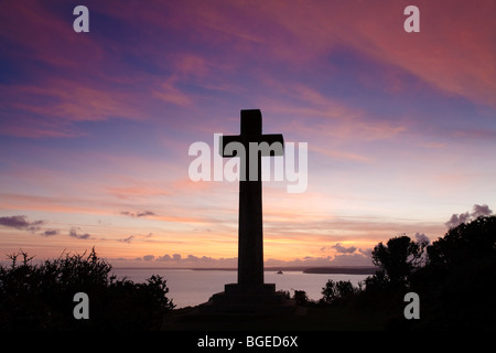 Sun sets on the stone cross at Dodman Point, Cornwall Stock Photo