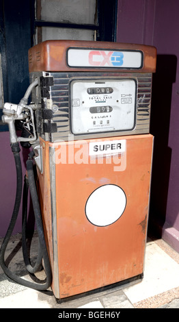 Vintage gas pump hi-res stock photography and images - Alamy