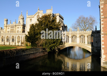 England; Cambridge; The Bridge of Sighs, St Johns College in winter Stock Photo