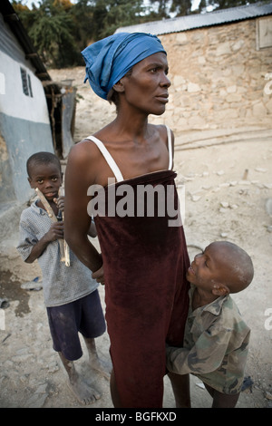A woman suffering from TB with her children in Gonaives, Artibonite Department, Haiti Stock Photo