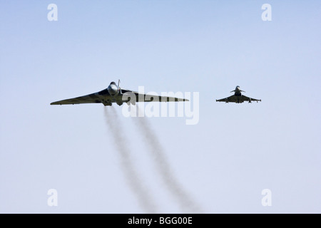 Vulcan bomber XH558 with Eurofighter Typhoon escort at RAF Leuchars Airshow 2009, Fife, Scotland Stock Photo