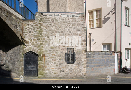 Chapel of Saints Peter and Paul and Tan-y-bont arch in the town walls, Caernarfon, North Wales Stock Photo
