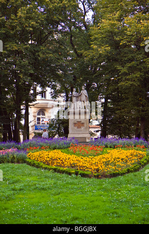 Statue of Queen Jadwiga and King Wladyslaw to commemorate the fifth centenary of the union between Poland and Lithuania Stock Photo