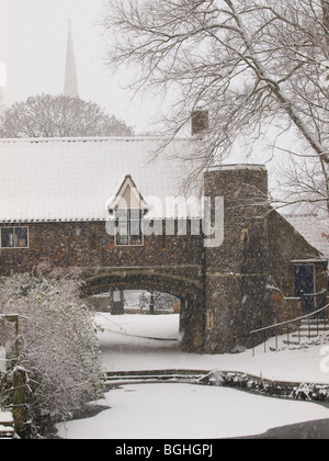 VIEW OF PULLS FERRY WITH ICE ON RIVER WENSUM NORWICH DURING SNOW FALL, NORFOLK EAST ANGLIA ENGLAND UK Stock Photo