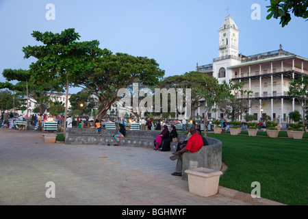 Stone Town, Zanzibar, Tanzania. Forodhani Gardens. Beit El Ajaib, former Sultan's Palace, in background. Stock Photo