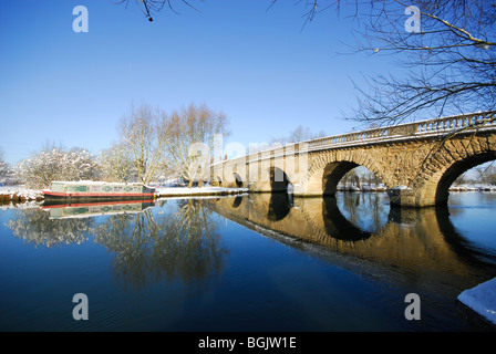 OXFORDSHIRE, UK. A winter view of Swinford toll bridge on the Thames at Eynsham. Stock Photo