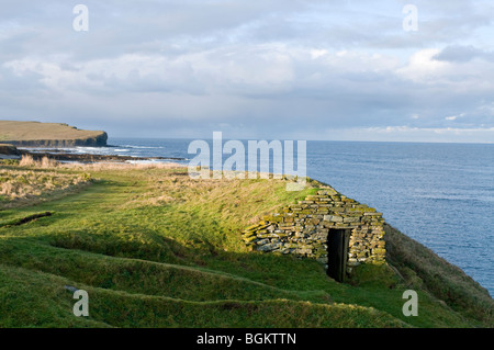 The Fishermens hut on the coastal path to the whale bone on Birsay Orkney Mainland.  SCO 5873 Stock Photo