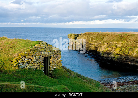 The Fishermens hut on the coastal path to the whale bone on Birsay Orkney Mainland.  SCO 5874 Stock Photo
