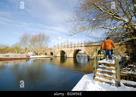 OXFORDSHIRE, UK. A winter view of the Thames footpath and Swinford toll bridge at Eynsham. 2010. Stock Photo