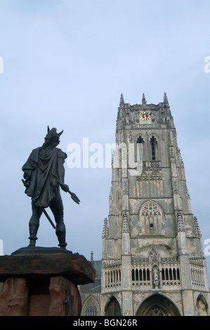 Basilica of Our Lady / Onze-Lieve-Vrouwebasiliek and the statue of Ambiorix, prince of the Eburones, Tongeren / Tongres, Belgium Stock Photo