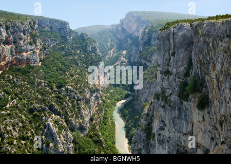 The steep limestone cliff faces of the canyon Gorges du Verdon / Verdon Gorge, Alpes-de-Haute-Provence, Provence, France Stock Photo