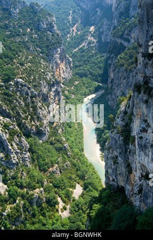 The steep limestone cliff faces of the canyon Gorges du Verdon / Verdon Gorge, Alpes-de-Haute-Provence, Provence, France Stock Photo