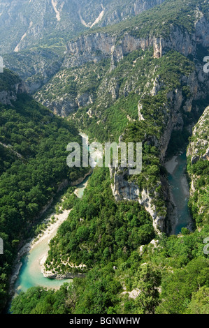 Meander and steep limestone cliff faces of the canyon Gorges du Verdon / Verdon Gorge, Alpes-de-Haute-Provence, Provence, France Stock Photo