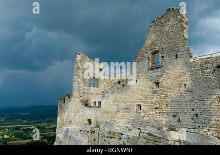 Ruin of the Marquis de Sade castle overlooking medieval village Lacoste, Vaucluse, Provence-Alpes-Côte d'Azur, Provence, France Stock Photo