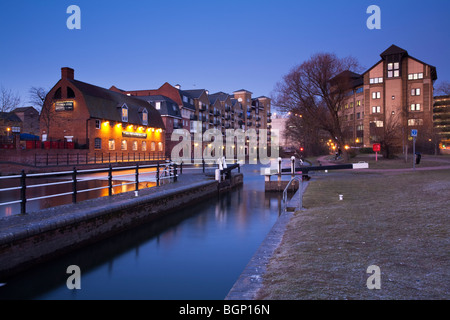 Lock on the River Kennet and Kennet and Avon Canal looking towards Loch Fyne restaurant in the centre of Reading at dusk, Berksh Stock Photo